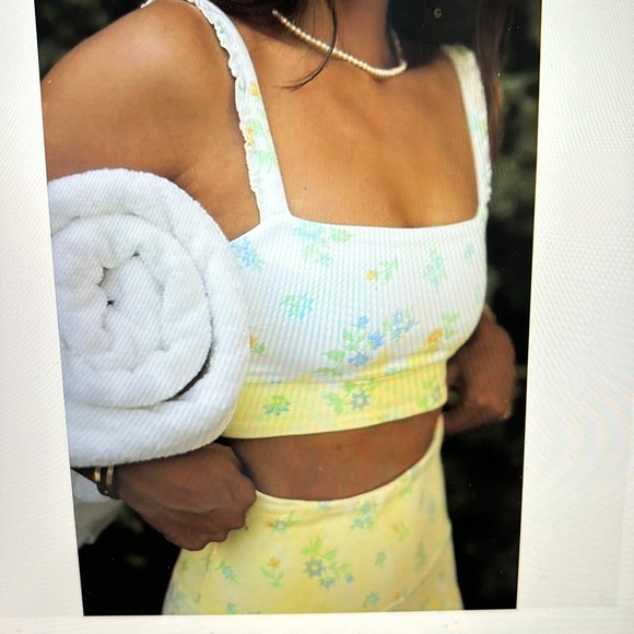 Bandier x Sincerely Jules The Rue Ruffle Bra and Biker Shorts - Picture 3 of 12